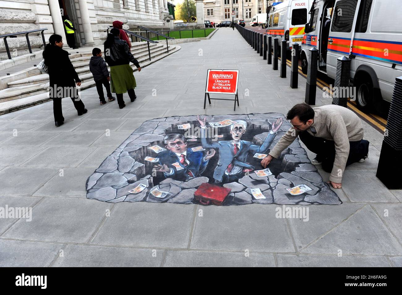 Un dessin à la craie représentant Alistair Darling et Gordon Brown est apparu devant le Trésor à Londres ce matin avant l'annonce du budget d'aujourd'hui. Banque D'Images