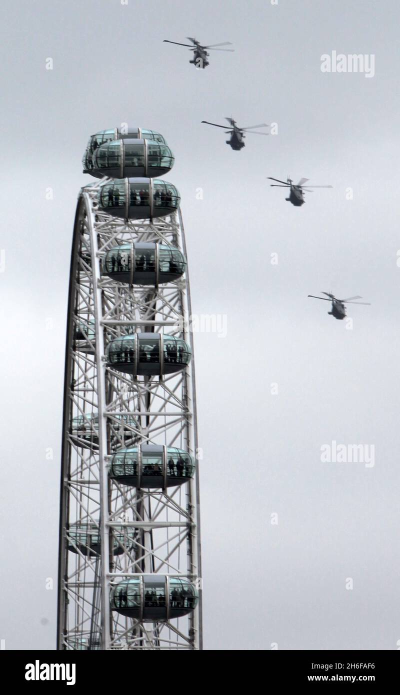 Cette après-midi, la Royal Navy a marqué 100 ans d'aviation avec un spectaculaire flupast au-dessus de Londres.Une formation de 40 avions, dirigée par des hélicoptères d'attaque Merlin, a célébré le centenaire, au-dessus de la Tamise, à Londres, au Royaume-Uni Banque D'Images