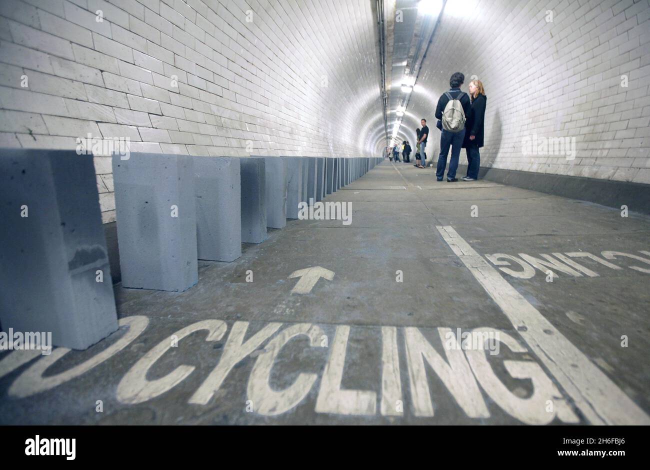 Dominos dans le tunnel piétonnier sous la tamise, d'Island Gardens à  Greenwich, dans le cadre d'un rallye Domino géant de 20 kilomètres de long  composé de blocs de brise qui s'étendaient dans