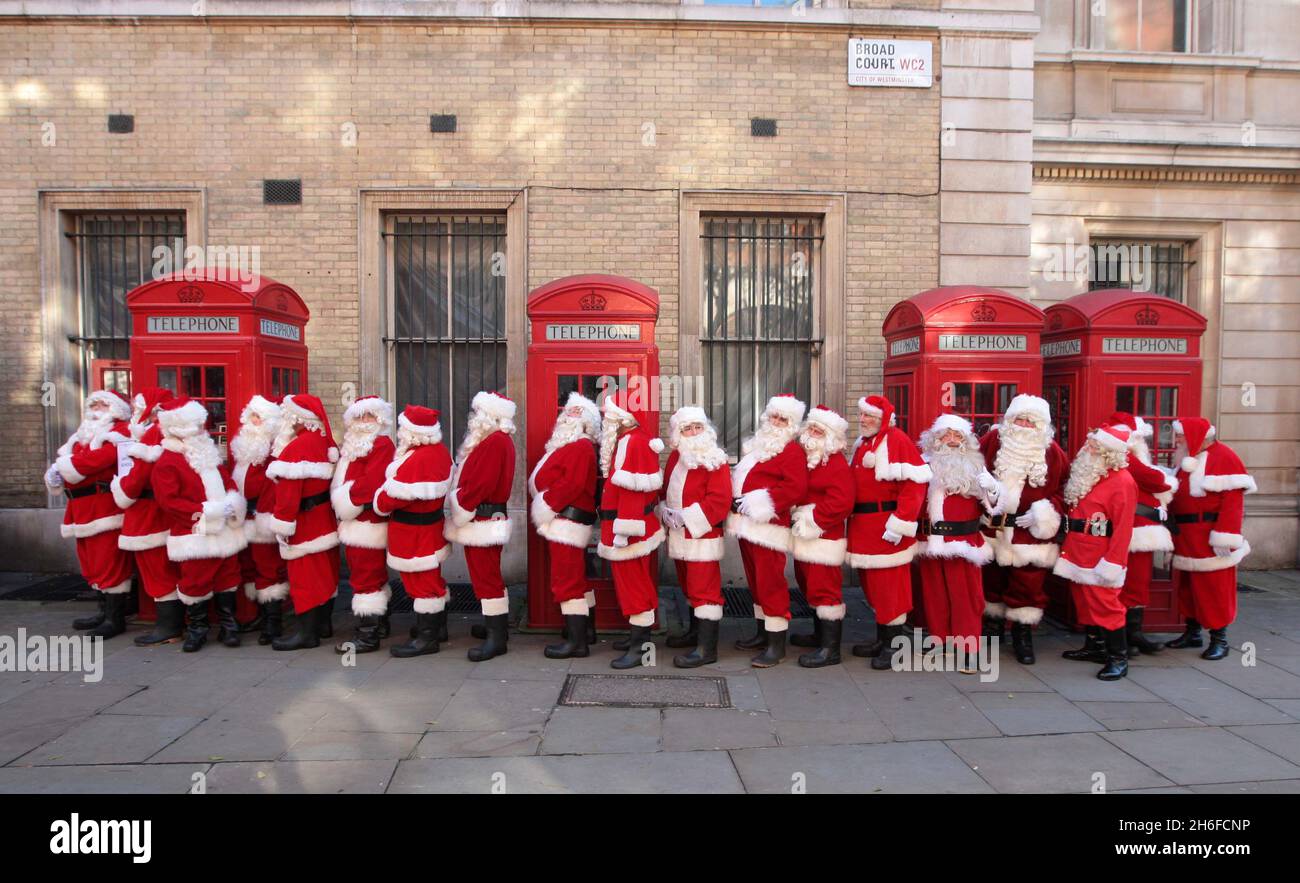 Ce matin, à Londres, l'école du père Noël du ministère des loisirs a organisé une journée de formation annuelle, avec jusqu'à 30 des meilleurs artistes professionnels du pays, le Père Noël, mis à l'épreuve pour recréer la magie du vrai Père Noël. Banque D'Images