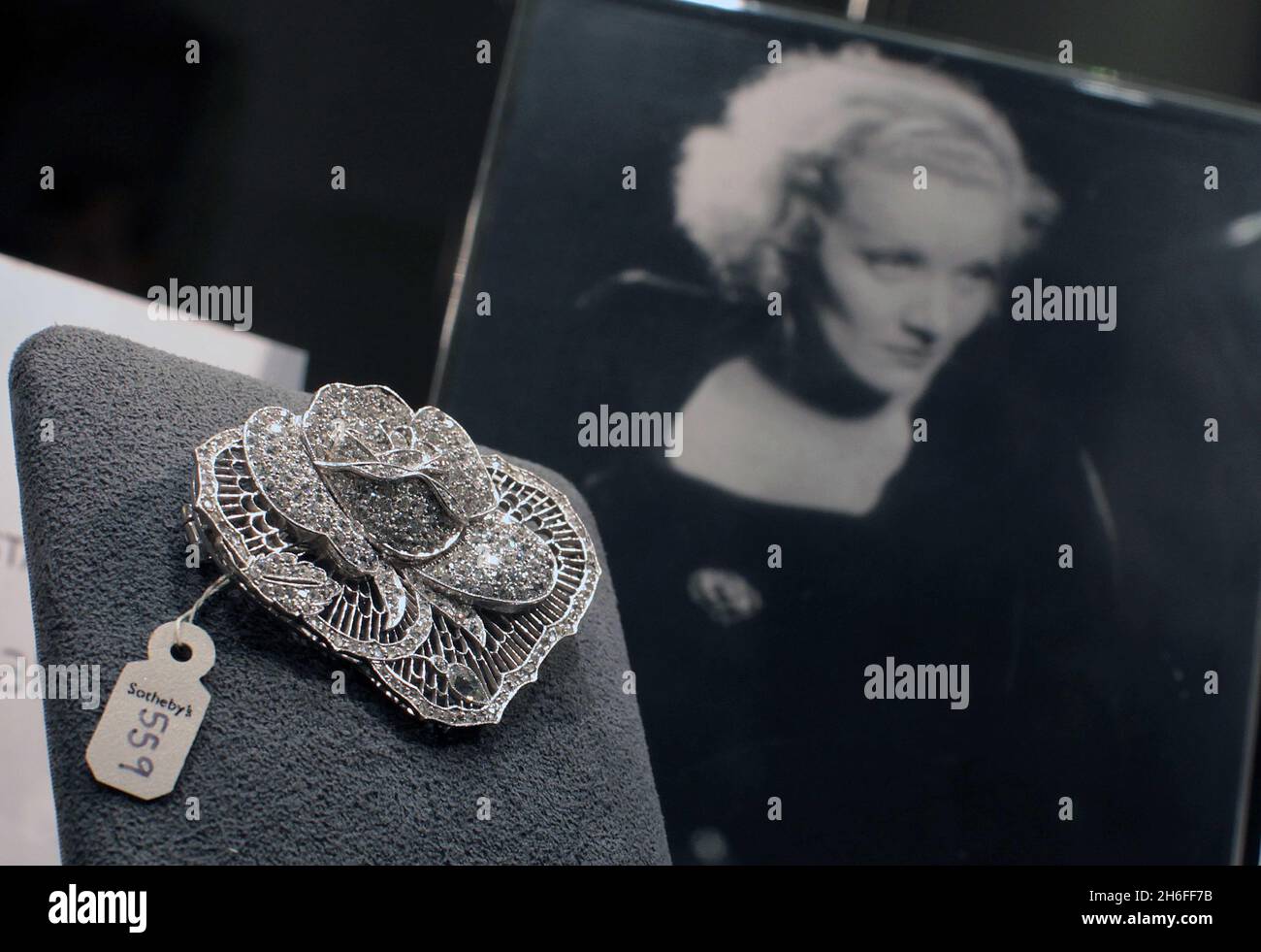 Une broche rose en platine et diamant, détenue à l'origine par la star hollywoodienne Marlene Dietrich, devrait se vendre entre 30,000 et 50,000 dollars américains lorsqu'elle est vendue aux enchères à la vente de Sotheby's « Magnificent Jewels » à New York le 20 avril 2010 Banque D'Images