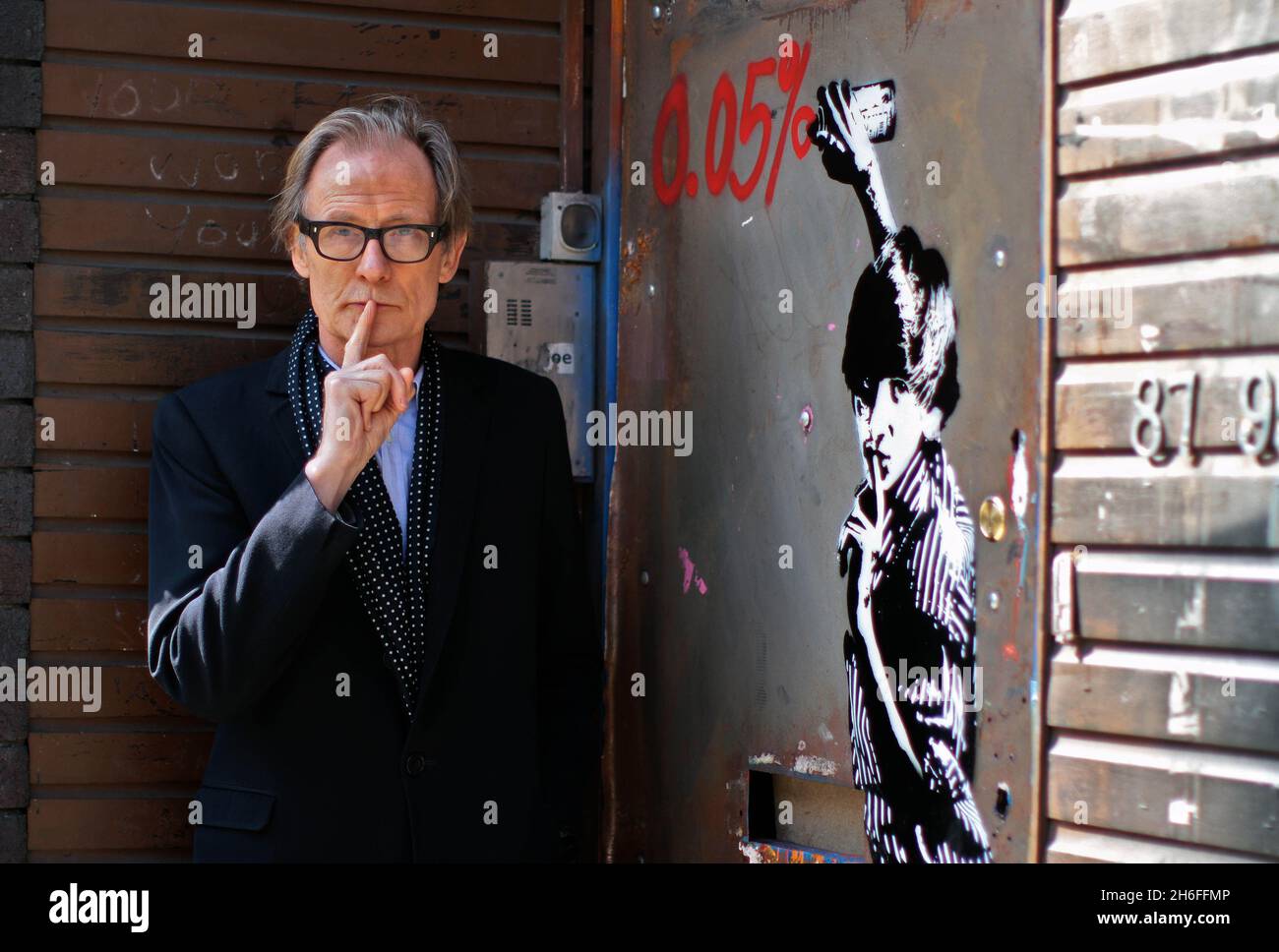 L'acteur Bill Nighy a lancé une exposition gratuite de Mutate Britain pour soutenir la campagne de Robin des Bois Tax.L'exposition d'art de la rue, dans la Cordy House de l'est de Londoniens, présente des œuvres de Dr D, Dotmasters , Teddy Baden, Peter Dunne, War Boutique et Carrie Reichardt.Le Dr D est célèbre pour avoir modifié la publicité commerciale et politique afin de faire des commentaires culturels humoristiques et puissants.L'exposition se déroule du 15 au 18 avril 2010. Banque D'Images