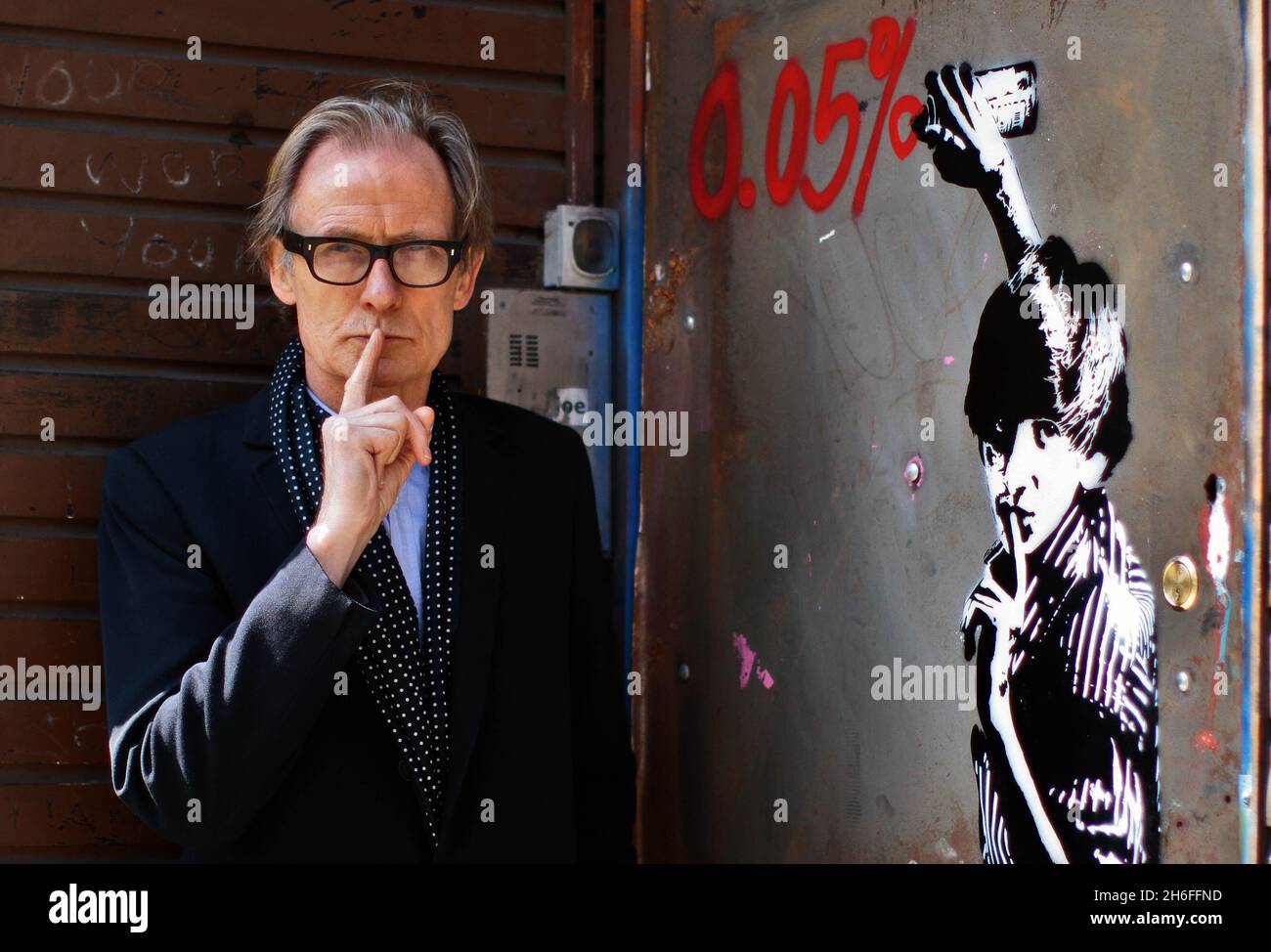 L'acteur Bill Nighy a lancé une exposition gratuite de Mutate Britain pour soutenir la campagne de Robin des Bois Tax.L'exposition d'art de la rue, dans la Cordy House de l'est de Londoniens, présente des œuvres de Dr D, Dotmasters , Teddy Baden, Peter Dunne, War Boutique et Carrie Reichardt.Le Dr D est célèbre pour avoir modifié la publicité commerciale et politique afin de faire des commentaires culturels humoristiques et puissants.L'exposition se déroule du 15 au 18 avril 2010. Banque D'Images