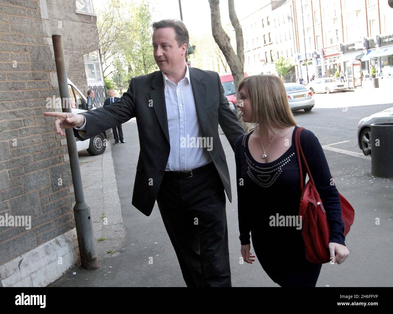 Le chef du parti conservateur David Cameron arrive ce matin au centre Oasis de Kennington, à Londres, avec l'ancienne actrice Eastenders Brooke Kinsella.Le frère de Brooke, Ben Kinsella, a été poignardé à mort pendant une nuit à Islington en 2008. Banque D'Images