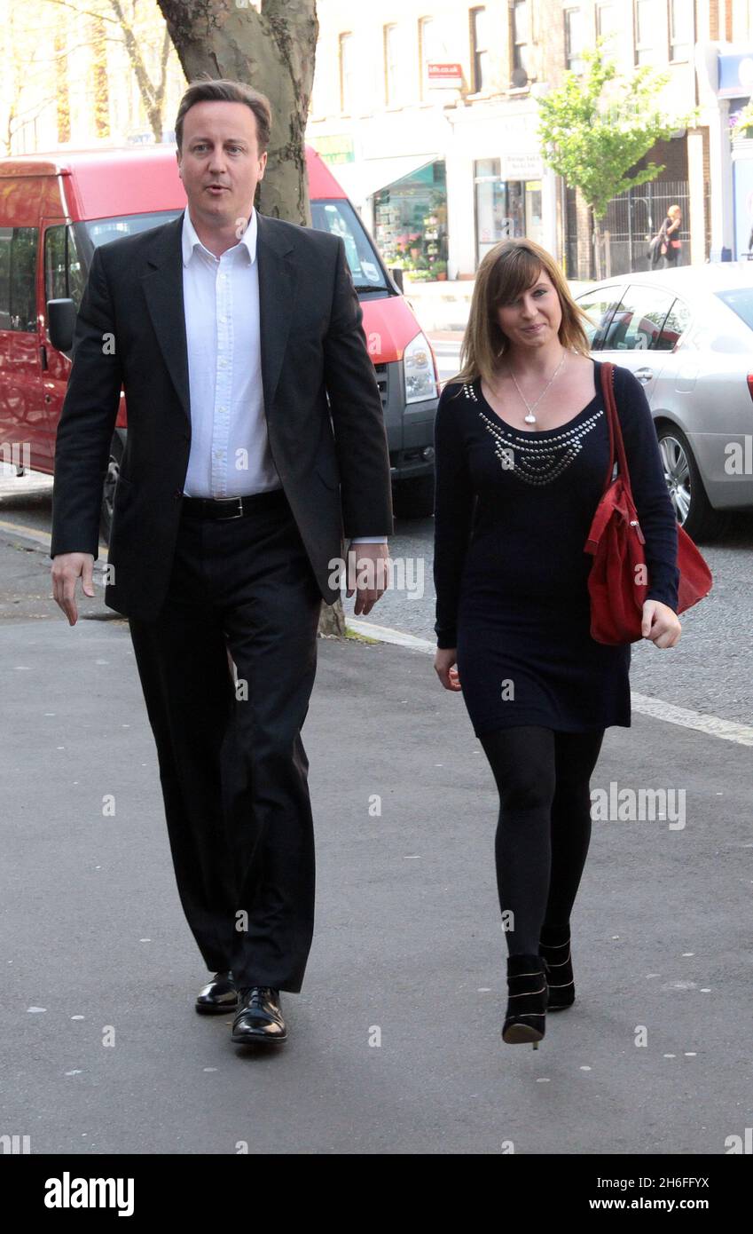 Le chef du parti conservateur David Cameron arrive ce matin au centre Oasis de Kennington, à Londres, avec l'ancienne actrice Eastenders Brooke Kinsella.Le frère de Brooke, Ben Kinsella, a été poignardé à mort pendant une nuit à Islington en 2008. Banque D'Images