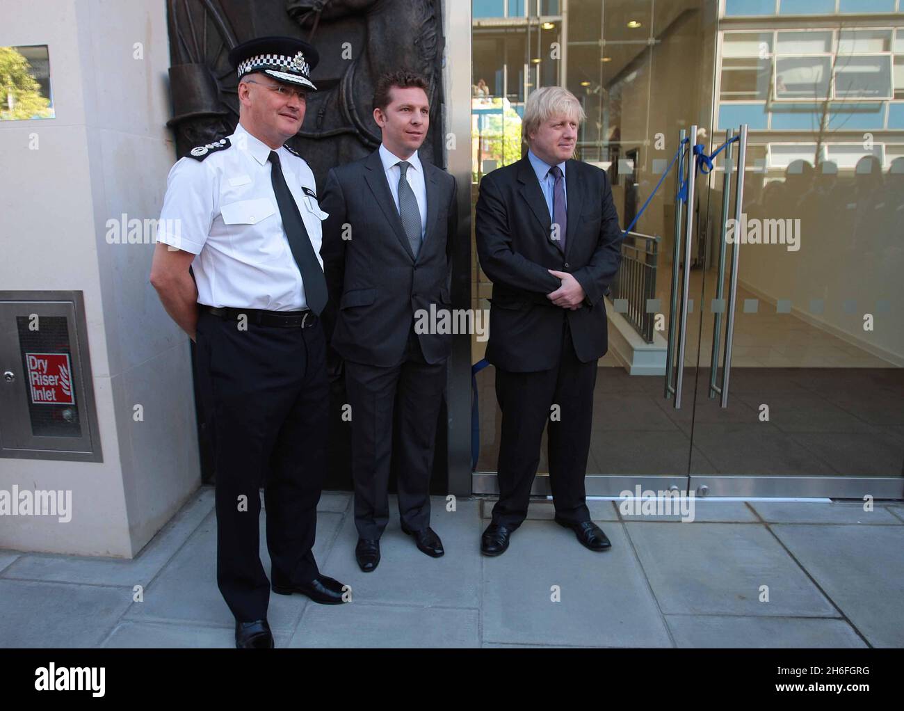 Nick Candy, Sir Paul Stephenson et Boris Johnson ont fait une photo aujourd'hui dans les bâtiments de Peel Housing à Pimlico, à Londres Banque D'Images