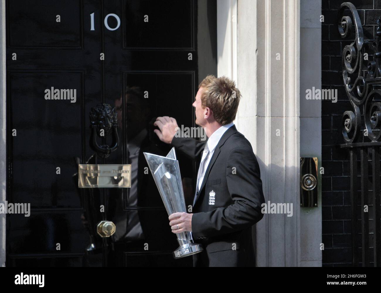 Le capitaine de cricket d'Angleterre Paul Collingwood arrive avec le trophée pour une réception avec le PM David Cameron à Downing Street après avoir remporté la coupe du monde de Twenty20. Banque D'Images