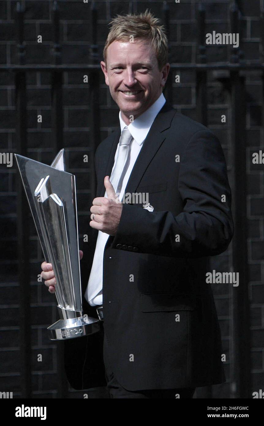 Le capitaine de cricket d'Angleterre Paul Collingwood arrive avec le trophée pour une réception avec le PM David Cameron à Downing Street après avoir remporté la coupe du monde de Twenty20. Banque D'Images