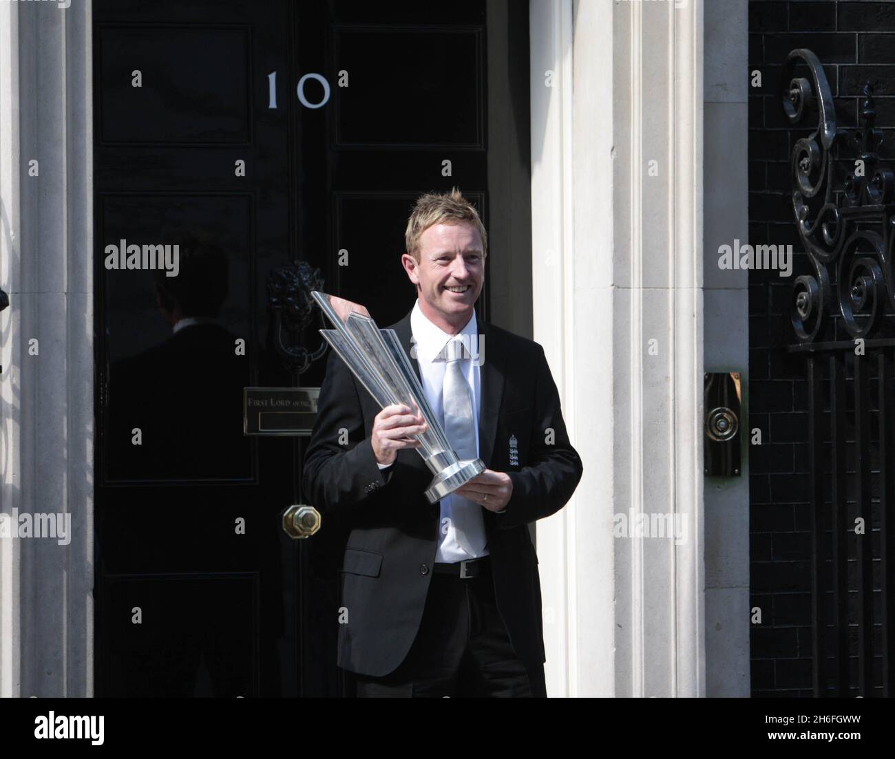 Le capitaine de cricket d'Angleterre Paul Collingwood arrive avec le trophée pour une réception avec le PM David Cameron à Downing Street après avoir remporté la coupe du monde de Twenty20. Banque D'Images