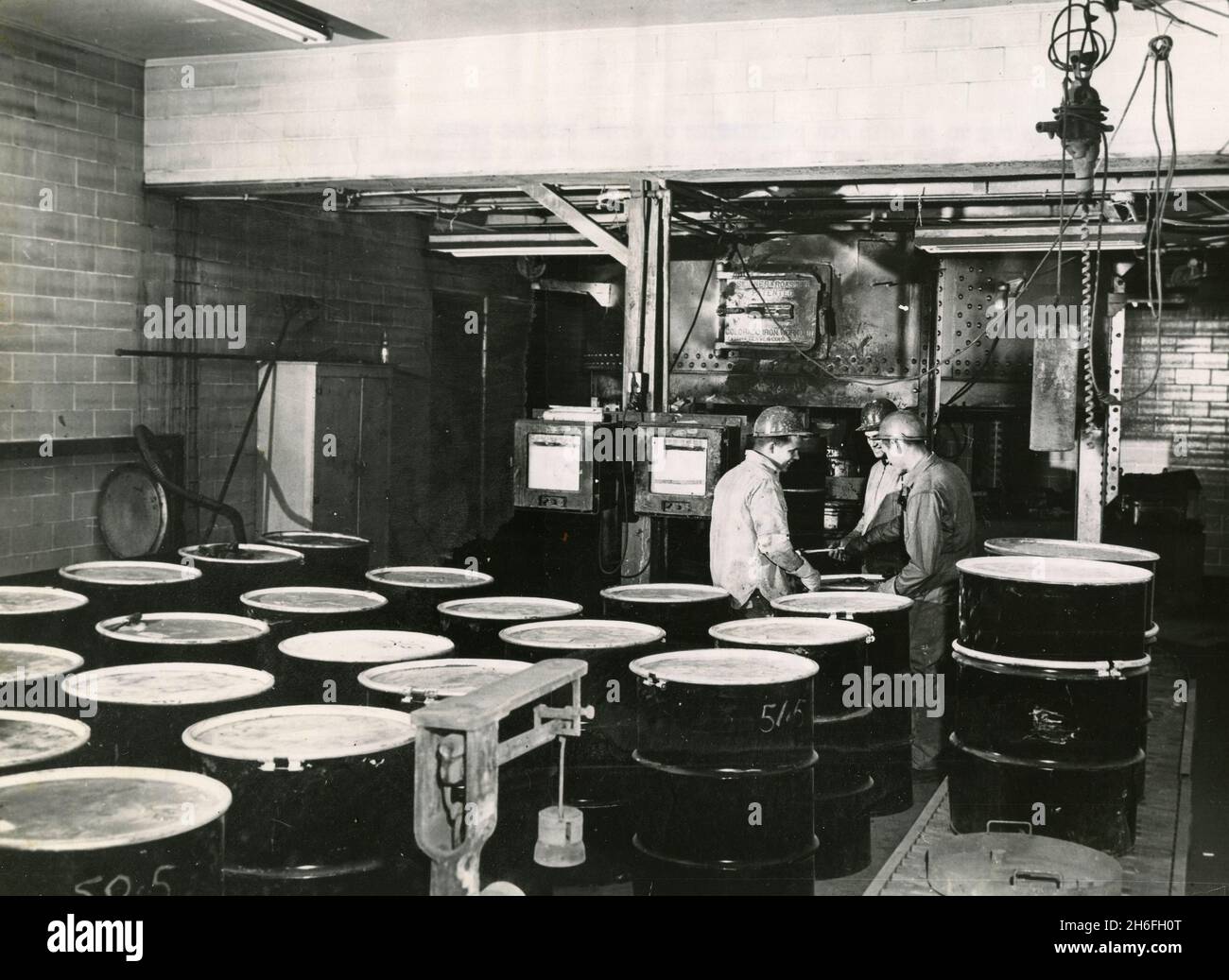 Traitement du minerai pendant l'extraction de l'uranium à Vitro Corporation of America, Salt Lake City, Utah États-Unis 1958 Banque D'Images