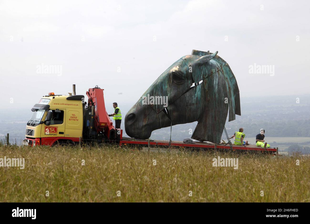 NIC Fiddian-Green apporte la touche finale à sa dernière création Ã”Greekhead-ArtemisÃ•.La sculpture de bronze de 30 pieds est arrivée au domaine de Goodwood à Chichester aujourd'hui où elle formera la pièce maîtresse du glorieux Goodwood qui commence le 27 juillet. Banque D'Images