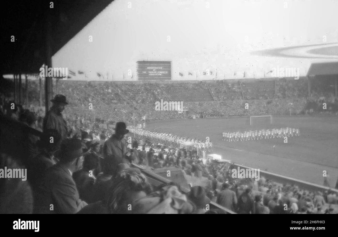 Photos amateurs des Jeux Olympiques de Londres en 1948 découvertes dans le loft.Lucy Bull, âgée de 37 ans, de Leytonstone, Londres, a acheté la boîte de négatifs lors d'une foire de chaussures de voiture à Middlesex pour seulement 2 £ lorsqu'elle était étudiante en photographie il y a plus de 20 ans.« J'ai acheté la boîte de vieux négatifs parce que j'étudiais la photographie à l'époque et que tout ce que j'ai à faire avec la photographie m'intéressait.Je me souviens de regarder à travers eux et de rappeler beaucoup de photos de famille et d'amis, mais jamais les Jeux Olympiques.Ils ont voyagé autour de moi, en rentant à la maison plus de 11 fois, mais ce n'était que récemment quand j'étais cl Banque D'Images