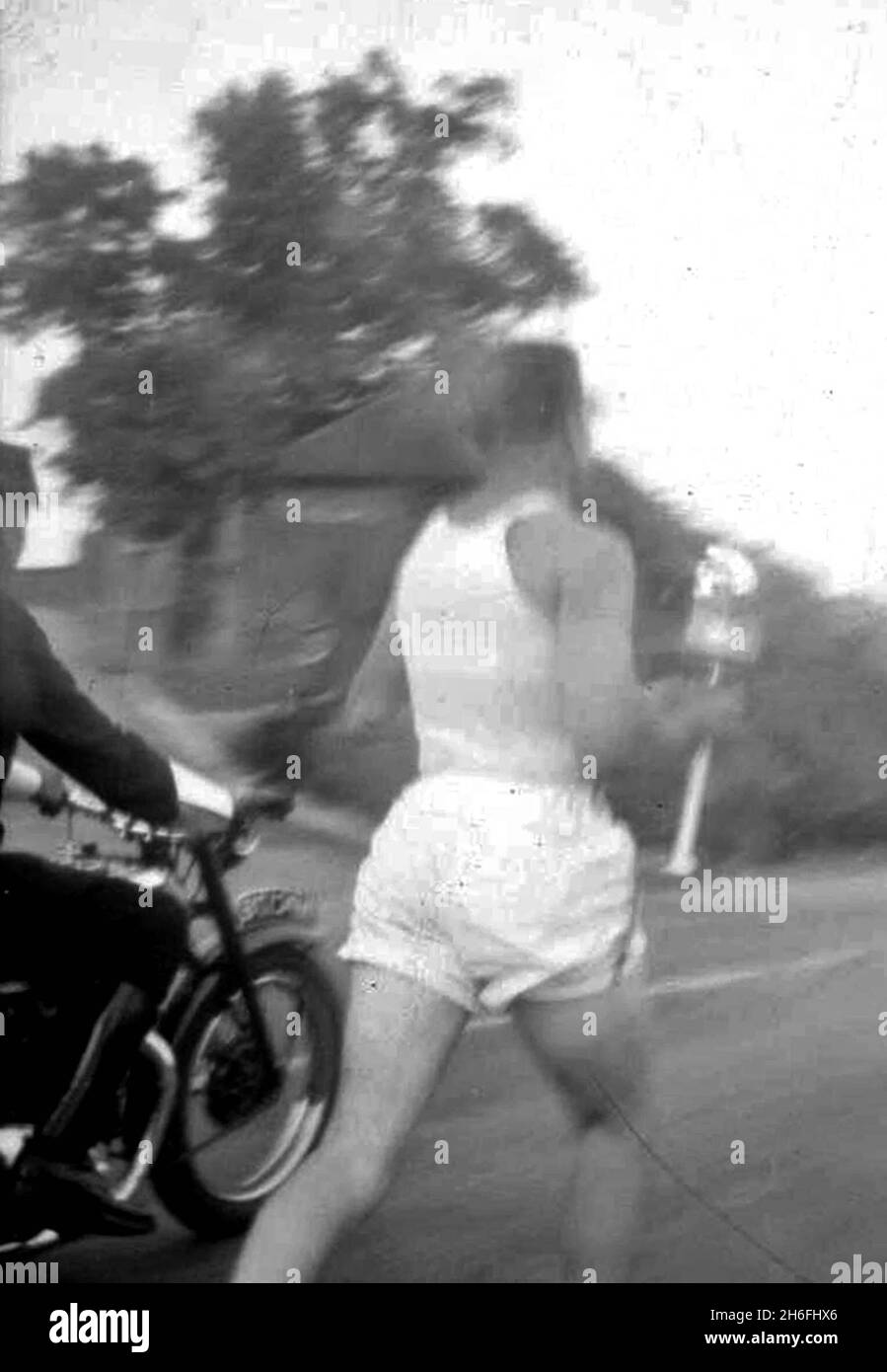 Photos amateurs des Jeux Olympiques de Londres en 1948 découvertes dans le loft.Lucy Bull, âgée de 37 ans, de Leytonstone, Londres, a acheté la boîte de négatifs lors d'une foire de chaussures de voiture à Middlesex pour seulement 2 £ lorsqu'elle était étudiante en photographie il y a plus de 20 ans.« J'ai acheté la boîte de vieux négatifs parce que j'étudiais la photographie à l'époque et que tout ce que j'ai à faire avec la photographie m'intéressait.Je me souviens de regarder à travers eux et de rappeler beaucoup de photos de famille et d'amis, mais jamais les Jeux Olympiques.Ils ont voyagé autour de moi, en rentant à la maison plus de 11 fois, mais ce n'était que récemment quand j'étais cl Banque D'Images