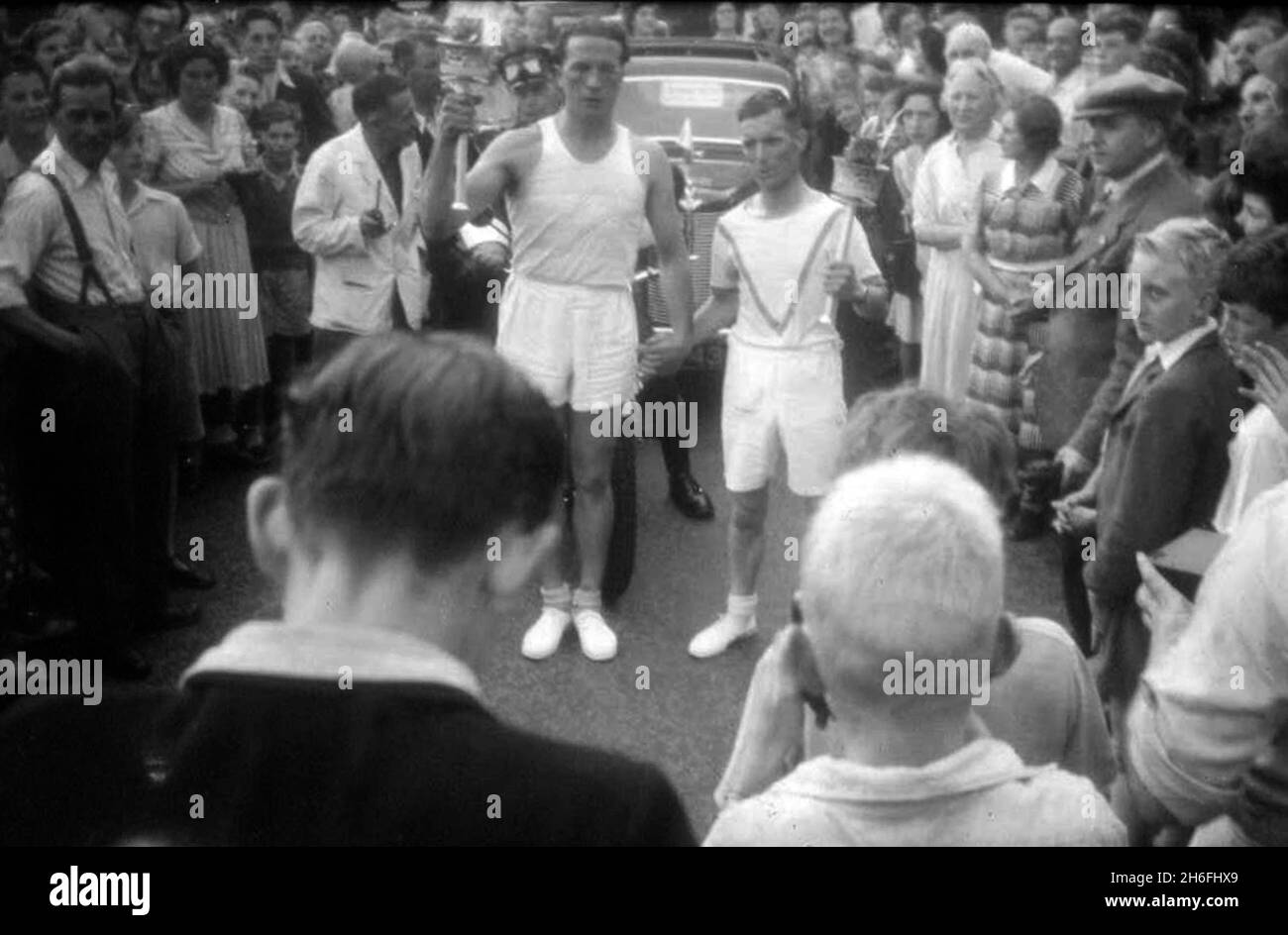 Photos amateurs des Jeux Olympiques de Londres en 1948 découvertes dans le loft.Lucy Bull, âgée de 37 ans, de Leytonstone, Londres, a acheté la boîte de négatifs lors d'une foire de chaussures de voiture à Middlesex pour seulement 2 £ lorsqu'elle était étudiante en photographie il y a plus de 20 ans.« J'ai acheté la boîte de vieux négatifs parce que j'étudiais la photographie à l'époque et que tout ce que j'ai à faire avec la photographie m'intéressait.Je me souviens de regarder à travers eux et de rappeler beaucoup de photos de famille et d'amis, mais jamais les Jeux Olympiques.Ils ont voyagé autour de moi, en rentant à la maison plus de 11 fois, mais ce n'était que récemment quand j'étais cl Banque D'Images
