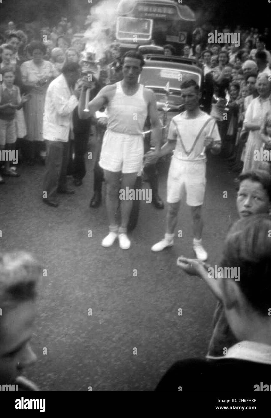 Photos amateurs des Jeux Olympiques de Londres en 1948 découvertes dans le loft.Lucy Bull, âgée de 37 ans, de Leytonstone, Londres, a acheté la boîte de négatifs lors d'une foire de chaussures de voiture à Middlesex pour seulement 2 £ lorsqu'elle était étudiante en photographie il y a plus de 20 ans.« J'ai acheté la boîte de vieux négatifs parce que j'étudiais la photographie à l'époque et que tout ce que j'ai à faire avec la photographie m'intéressait.Je me souviens de regarder à travers eux et de rappeler beaucoup de photos de famille et d'amis, mais jamais les Jeux Olympiques.Ils ont voyagé autour de moi, en rentant à la maison plus de 11 fois, mais ce n'était que récemment quand j'étais cl Banque D'Images