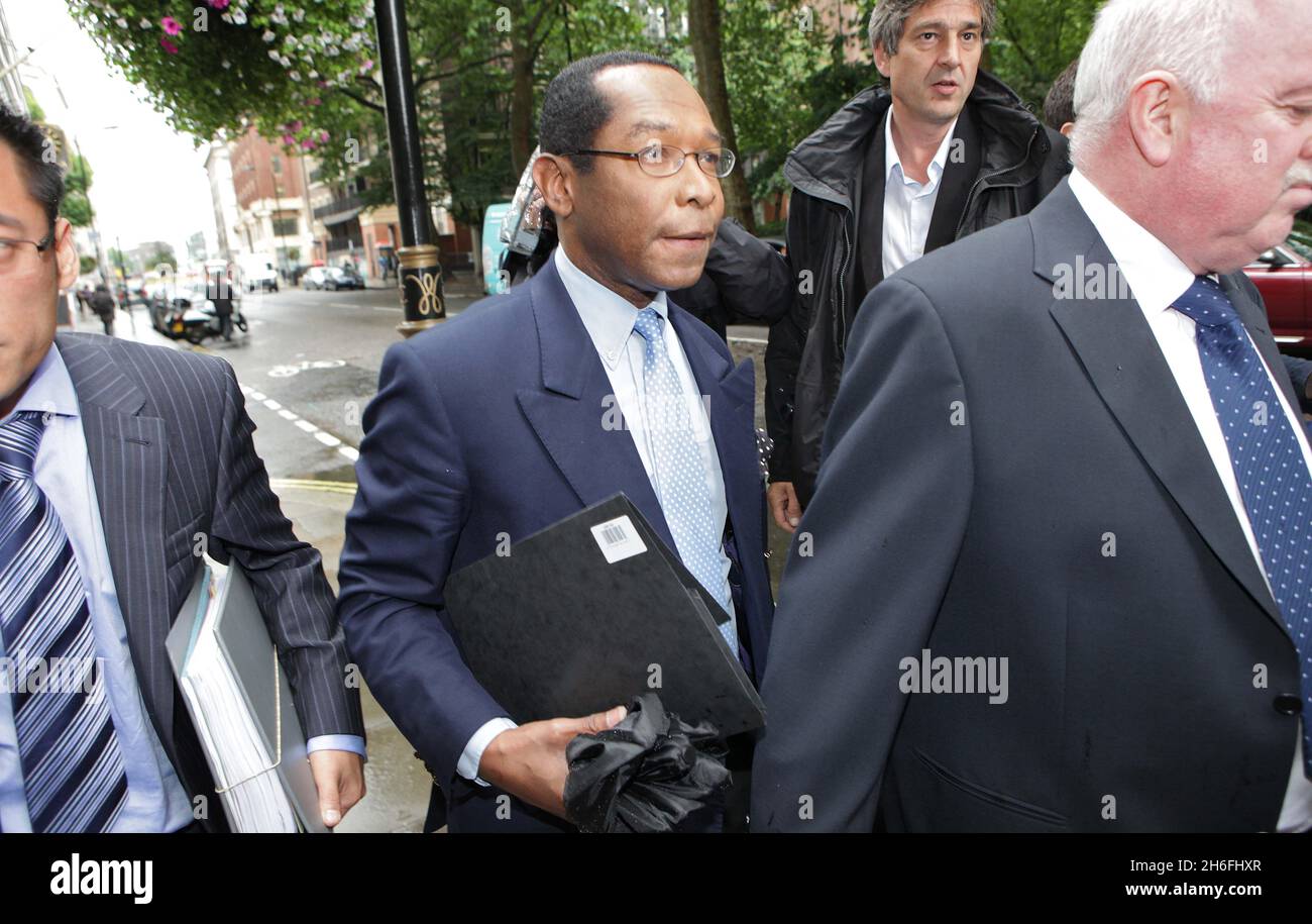 Lord Taylor de Warwick arrive au tribunal de Westminster, à Londres, accusé de faux comptes après avoir été interrogé sur le scandale des dépenses parlementaires.Le tout premier collègue noir Tory aurait revendiqué de manière malhonnête plus de‚11,000 £ en indemnités de subsistance et de kilométrage. Banque D'Images