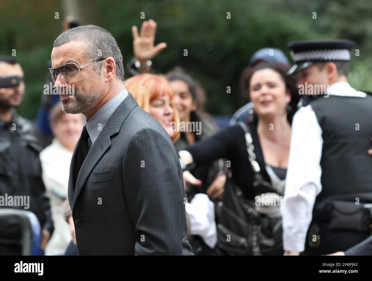 La pop star George Michael en photo arrive aujourd'hui au Highbury Corner Magistrate court, dans le nord de Londres.L'enfant de 47 ans doit être condamné après avoir admis avoir fait l'objet d'une collision dans un magasin en juillet tout en conduisant sous l'influence de drogues. Banque D'Images