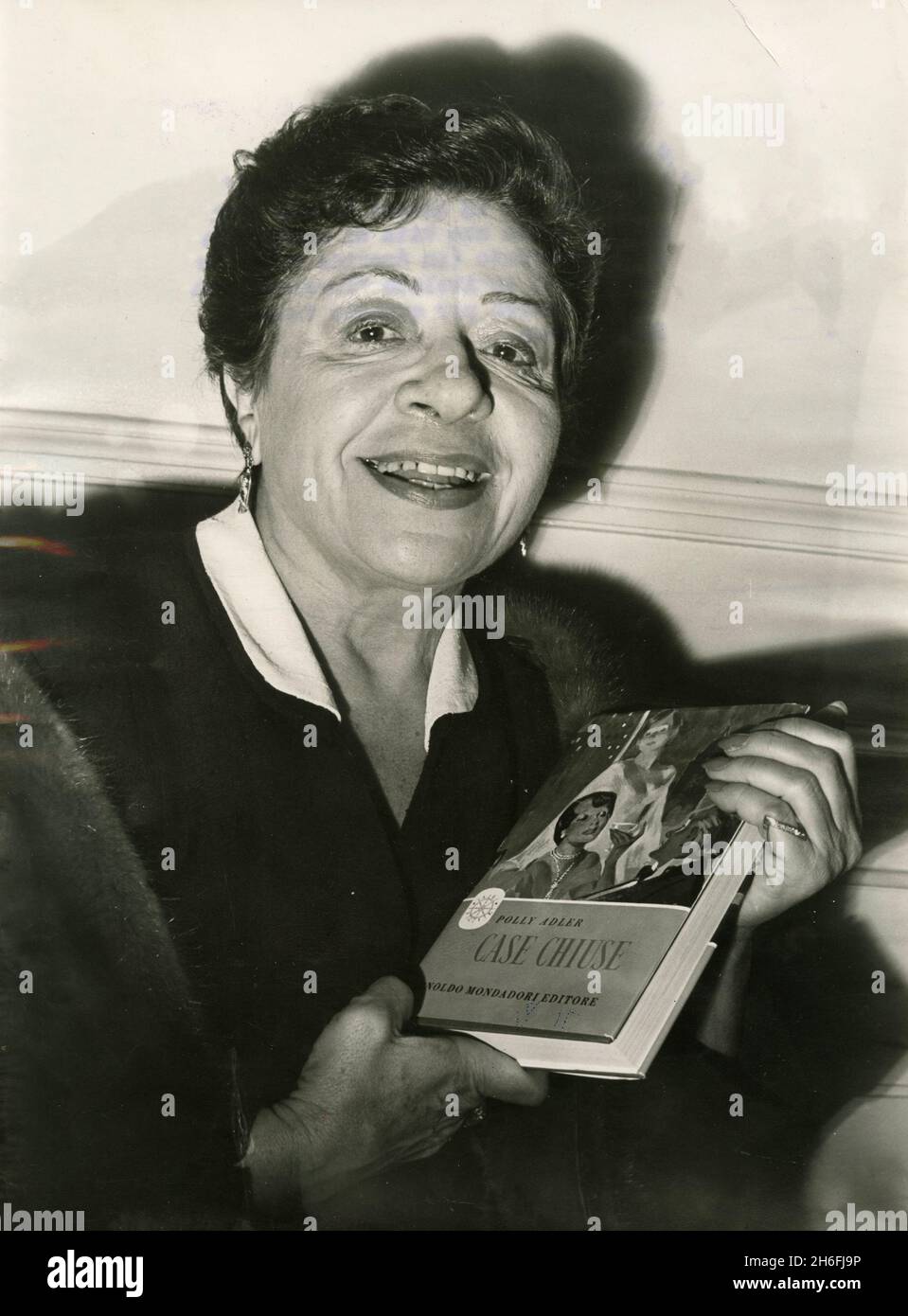 American madame et l'auteur Polly Adler présentant son nouveau livre case Chiuse, Italie 1953 Banque D'Images