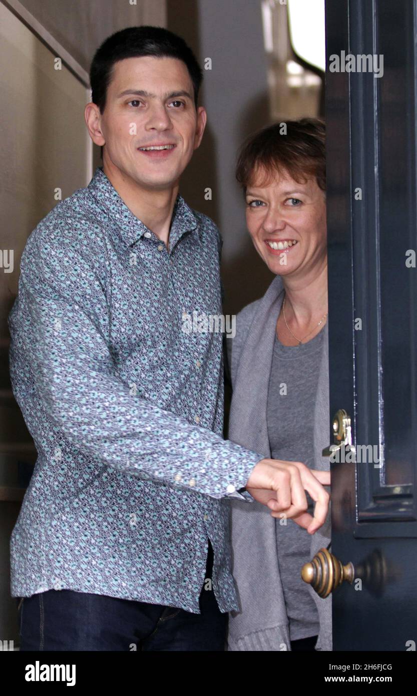 Cet après-midi, David Miliband pose avec son épouse Louise Shackleton à l'extérieur de leur domicile du Nord de Londres.Le Secrétaire aux Affaires étrangères de l'ombre décidera de son avenir dans la politique britannique plus tard aujourd'hui après avoir été battu de justesse par son frère Ed pour les dirigeants travaillistes Banque D'Images