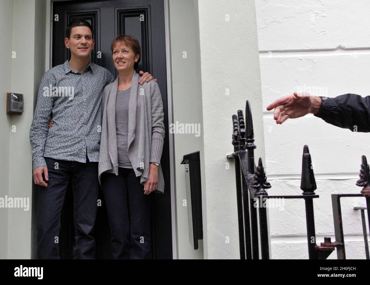 Cet après-midi, David Miliband pose avec son épouse Louise Shackleton à l'extérieur de leur domicile du Nord de Londres.Le Secrétaire aux Affaires étrangères de l'ombre décidera de son avenir dans la politique britannique plus tard aujourd'hui après avoir été battu de justesse par son frère Ed pour les dirigeants travaillistes Banque D'Images