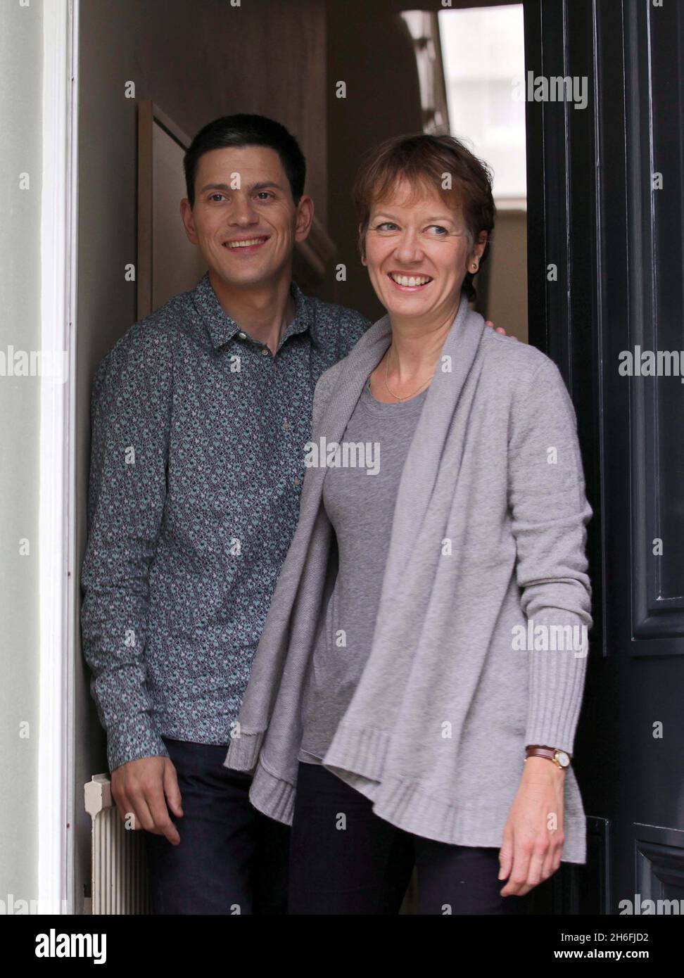 Cet après-midi, David Miliband pose avec son épouse Louise Shackleton à l'extérieur de leur domicile du Nord de Londres.Le Secrétaire aux Affaires étrangères de l'ombre décidera de son avenir dans la politique britannique plus tard aujourd'hui après avoir été battu de justesse par son frère Ed pour les dirigeants travaillistes Banque D'Images