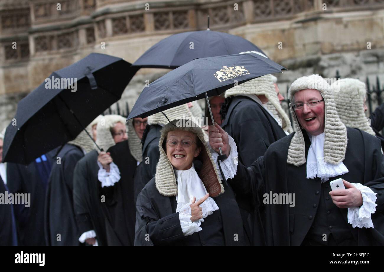 Une procession de juges photographiés sous la pluie à Westminster London, alors qu'ils assistent à un service à l'abbaye de Westminster pour marquer l'année légale Banque D'Images