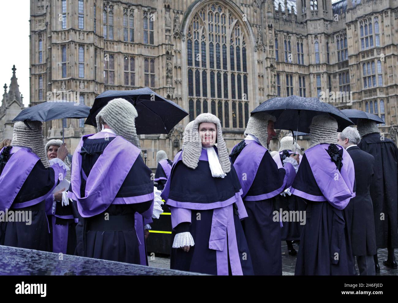 Une procession de juges photographiés sous la pluie à Westminster London, alors qu'ils assistent à un service à l'abbaye de Westminster pour marquer l'année légale Banque D'Images