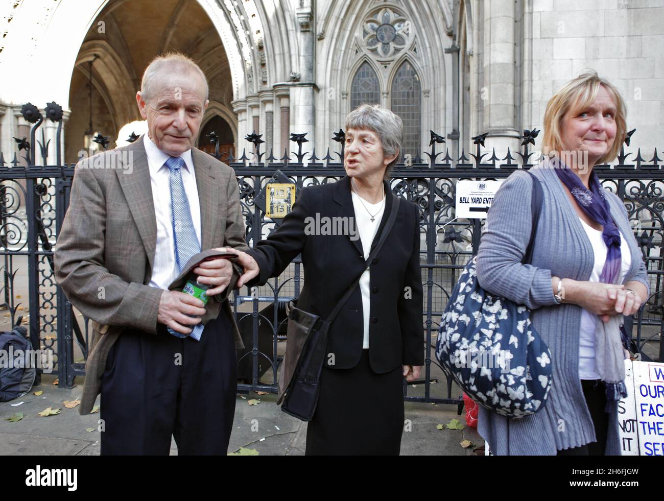 Les enquêtes sur les attentats de 7/7 ont commencé aujourd'hui à la haute Cour de Londres.Hugo Keith QC, avocat des enquêtes, a commencé l'audience en lisant les noms des 52 victimes innocentes des attentats du 2005 septembre.Photos : les membres de la famille des victimes arrivant au tribunal.L-R Sean Cassidy dont le fils Kieran est mort à Kings Cross, Hazel Webb dont la fille est décédée à Edgeware Road et Julie Nicolson dont la fille Jennifer est décédée à Edgeware Road. Banque D'Images