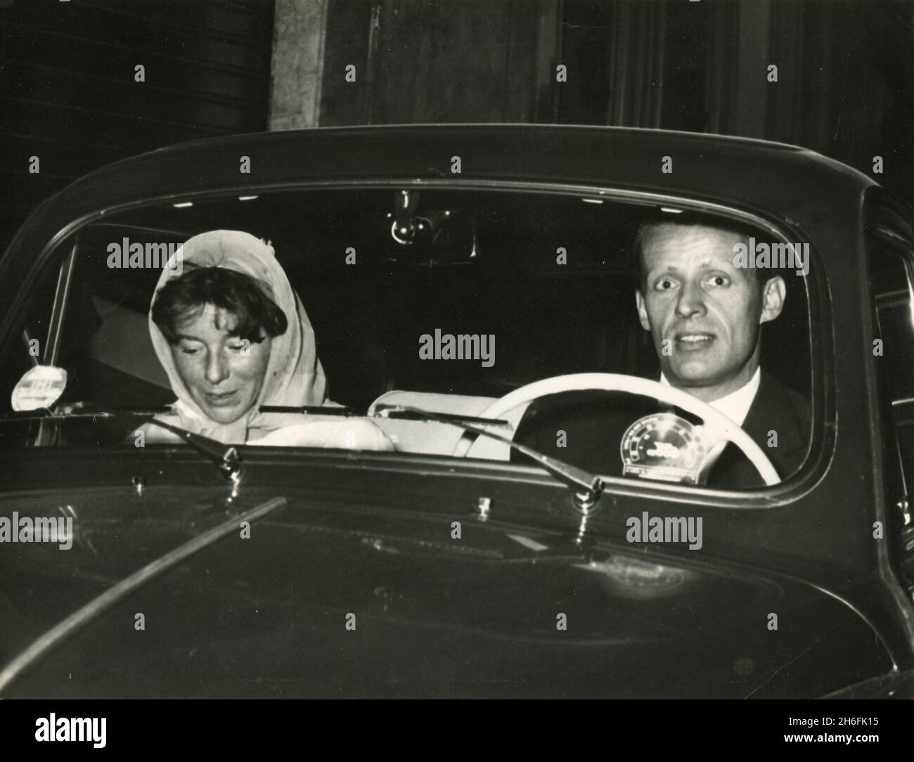 Modèle français Bettina Graziani et Comte Giacomo Attolico en voiture, Rome, Italie, années 1950 Banque D'Images