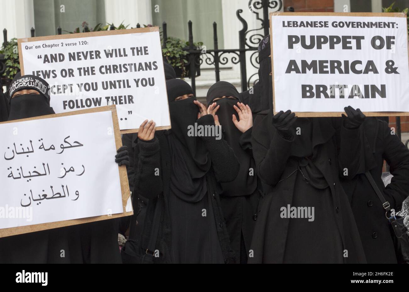 Trois jours, les musulmans New YorkBritish protestent aujourd'hui devant l'ambassade libanaise à Londres pour appeler à la libération du prédicateur Omar Bakri après qu'il ait été capturé après avoir pris la course au Liban.Le chef militant islamiste a été reconnu coupable d'incitation au meurtre et de possession d'explosifs par un tribunal militaire au Liban. Banque D'Images