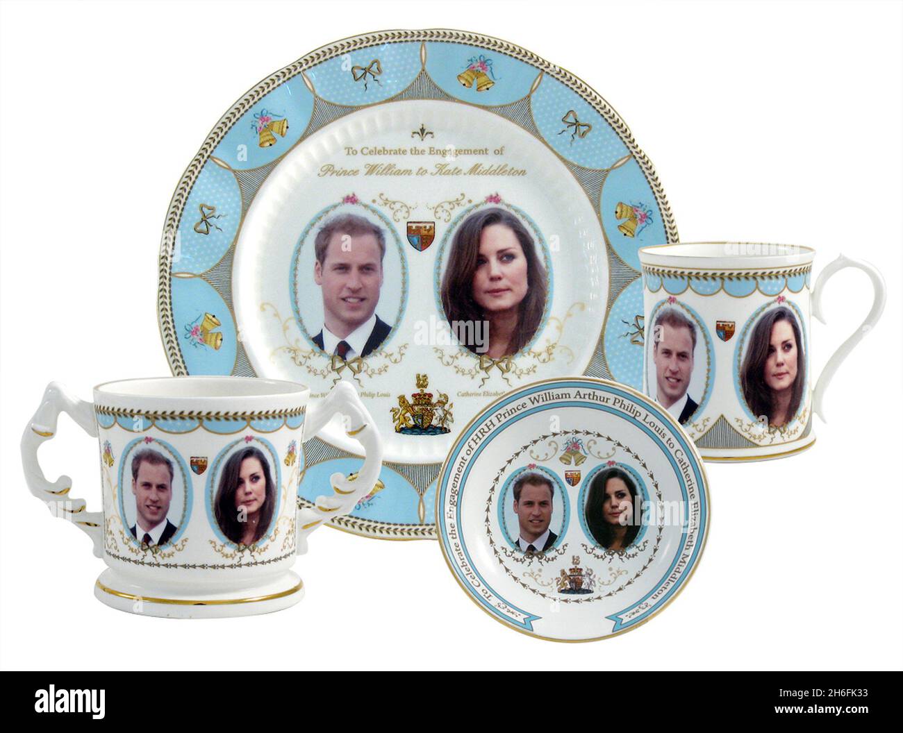 Clarence House a annoncé que le Prince William allait épouser Kate Middleton l'année prochaine.Le fabricant de Chine Aynsley a produit une tasse commémorative et prévoit de vendre d’autres souvenirs de la chine osseuse, y compris un cupÃ“ épris à deux mains du couple heureux.Elle a déclaré que la production avait commencé aujourd'hui dans son usine de Stoke-on-Trent. Banque D'Images