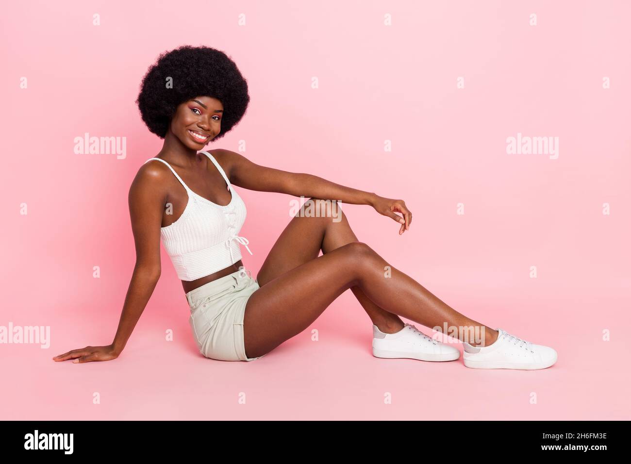 Pleine photo de profil de corps de belle femme mill naire s