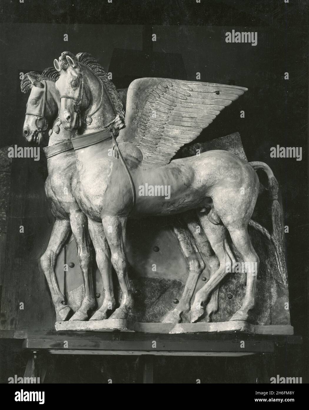 Sculptures de chevaux ailés devant le temple étrusque, Tarquinia, Italie des années 1920 Banque D'Images
