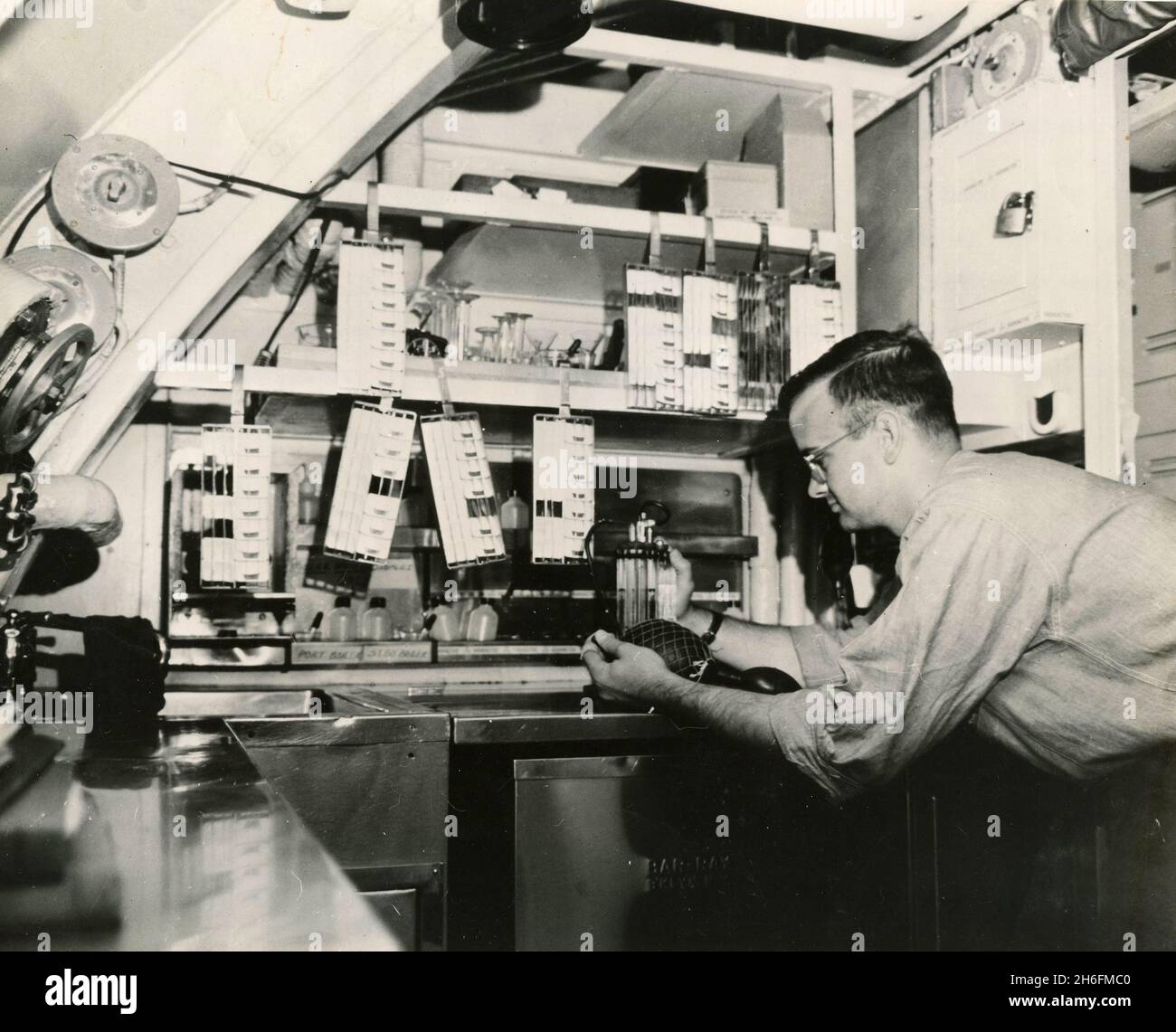 Le responsable de l'hôpital américain Robert N. Jarvis teste des échantillons à bord du sous-marin USS Nautilus, 1958 Banque D'Images