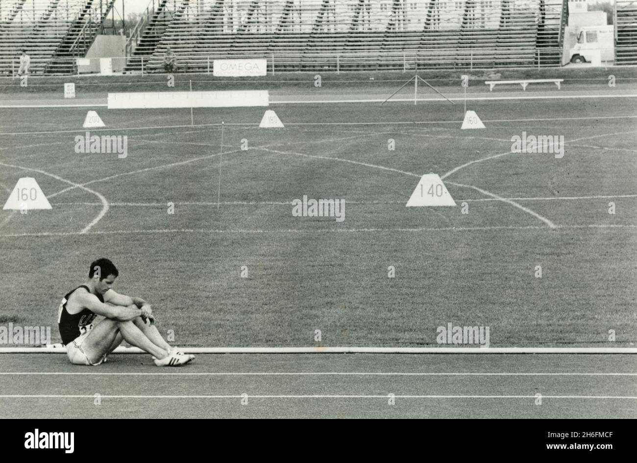 Bill Toomey, athlète américain sur piste et terrain, assis sur la piste de terrain, USA 1967 Banque D'Images