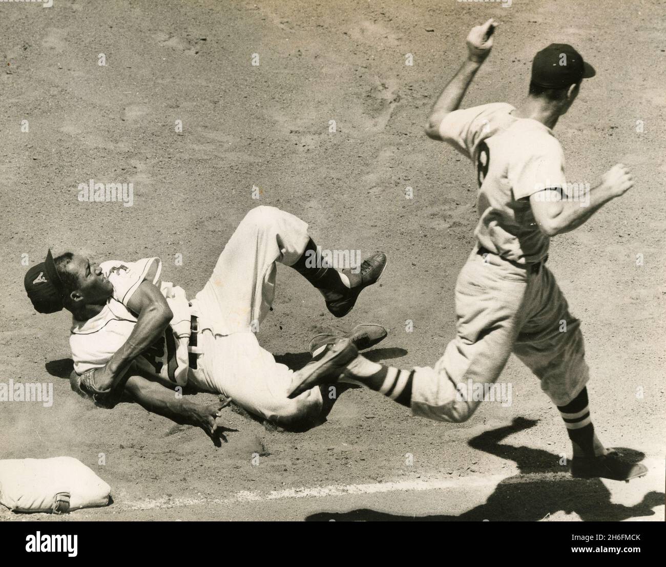 Vic Power, le premier joueur de baseball américain, se lance pour marquer le sac à temps pour obtenir Pete Daley, un attrape-balle Red Sox (8) pour The Out, Boston, USA 1956 Banque D'Images