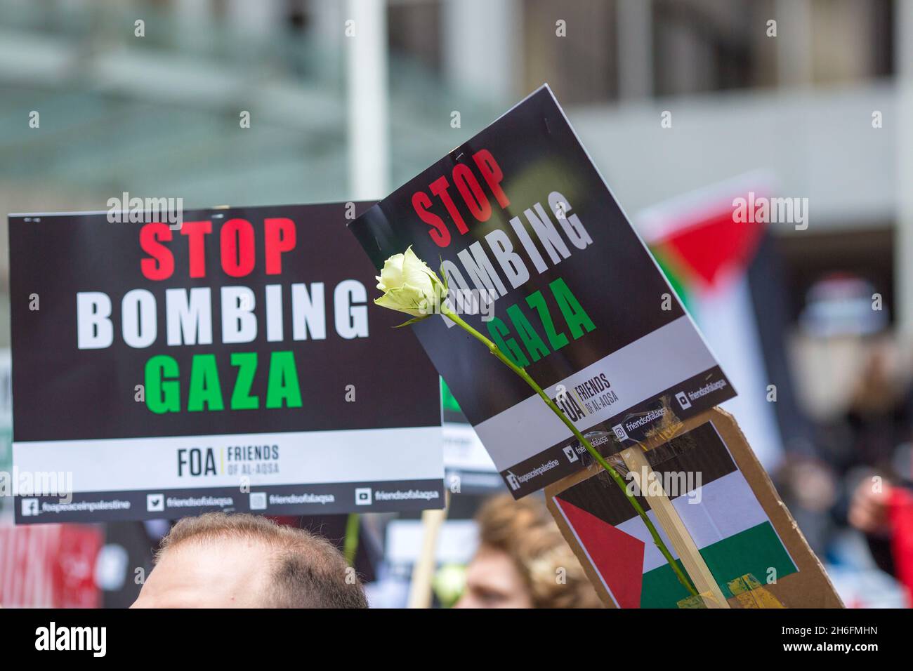 Les manifestants marchent vers l'ambassade israélienne en solidarité avec le peuple palestinien à Londres dans le conflit avec Israël. Banque D'Images