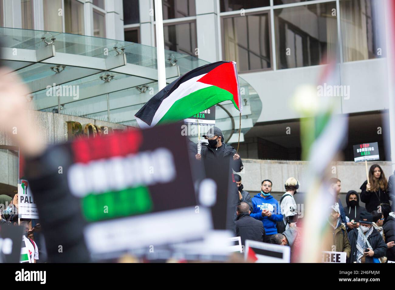 Les manifestants marchent vers l'ambassade israélienne en solidarité avec le peuple palestinien à Londres dans le conflit avec Israël. Banque D'Images