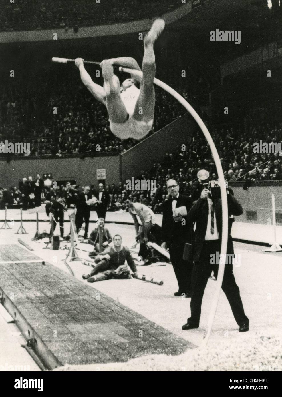 Pole vault athlete Banque de photographies et d'images à haute résolution -  Alamy