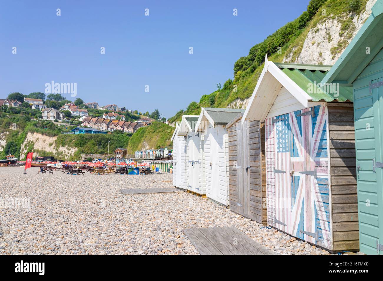 Beer Devon Beach - cabines de plage peintes sur la plage de galets de Beer Devon Angleterre GB Europe Banque D'Images