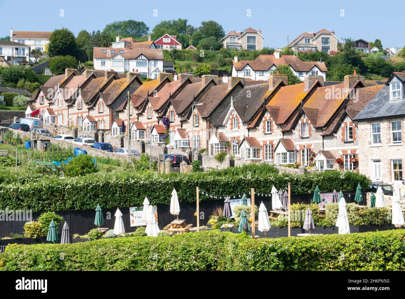 Beer Devon maisons mitoyennes de construction traditionnelle avec des jardins en face sur Common Lane Beer Village centre Beer Devon Angleterre GB Europe Banque D'Images