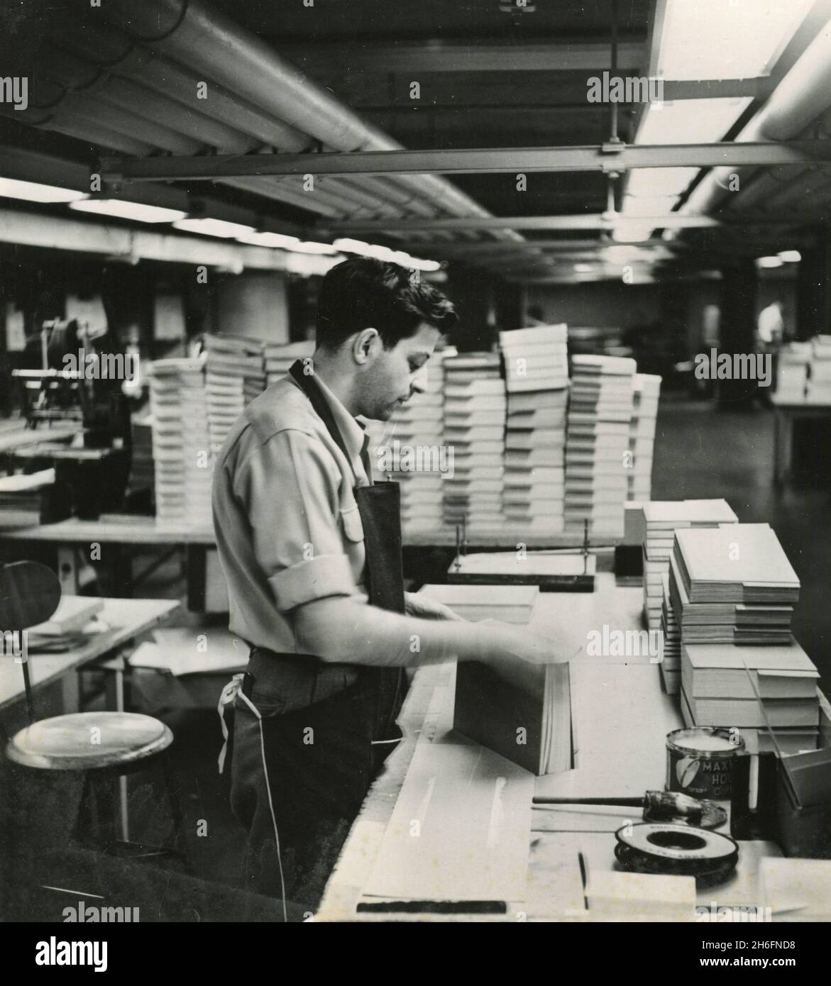 Travailleur à l'imprimerie située au sous-sol du bâtiment de conférence des Nations Unies, États-Unis 1958 Banque D'Images