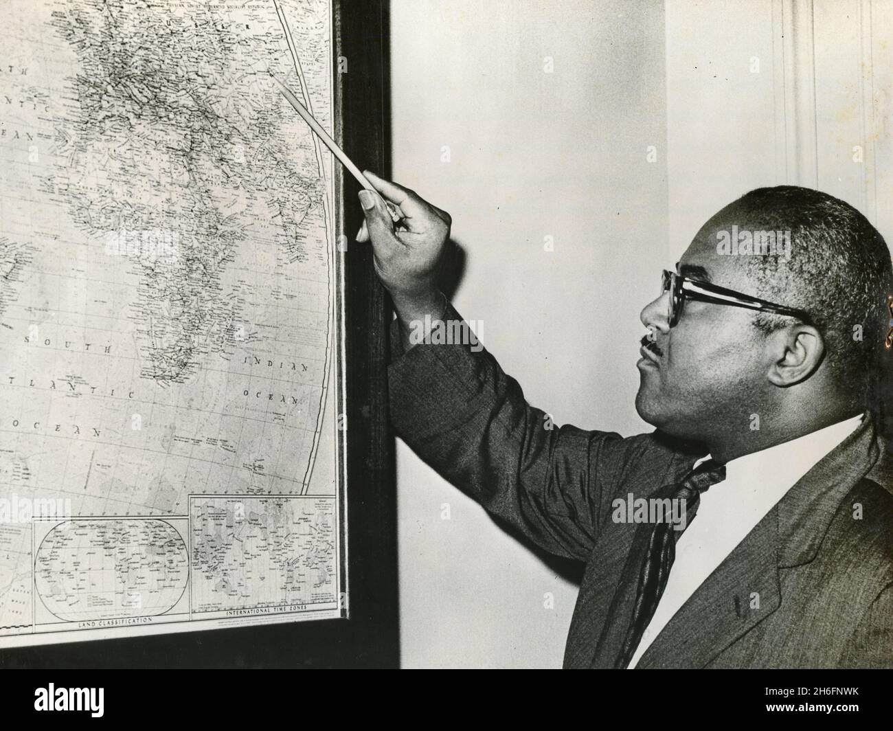 Andrew Hatcher, attaché de presse de la Maison-Blanche, signale une carte de l'Asie centrale où l'essai nucléaire soviétique moratorium a été rompu, USA 1961 Banque D'Images