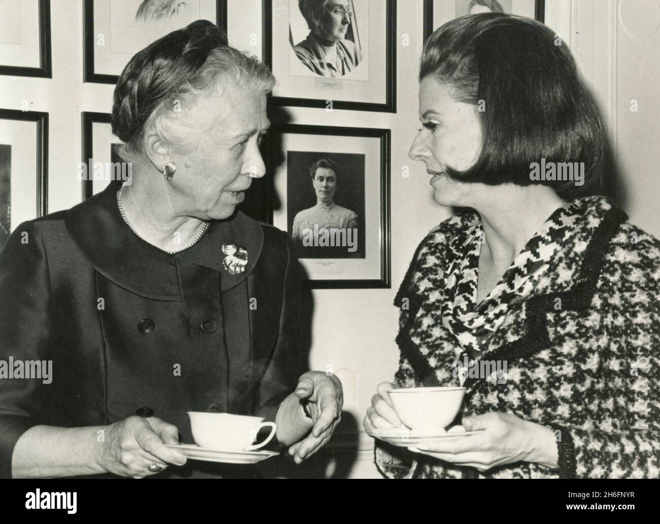Betty Furness (à droite) personnalité de la radio et de la télévision américaine discutant avec Mme Esther Peterson, secrétaire adjointe du travail, États-Unis 1967 Banque D'Images