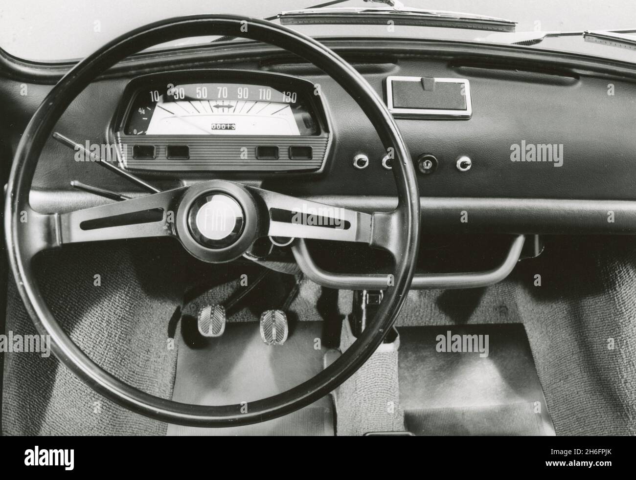 Vue intérieure d'une voiture FIAT 500 L, Italie 1967 Banque D'Images