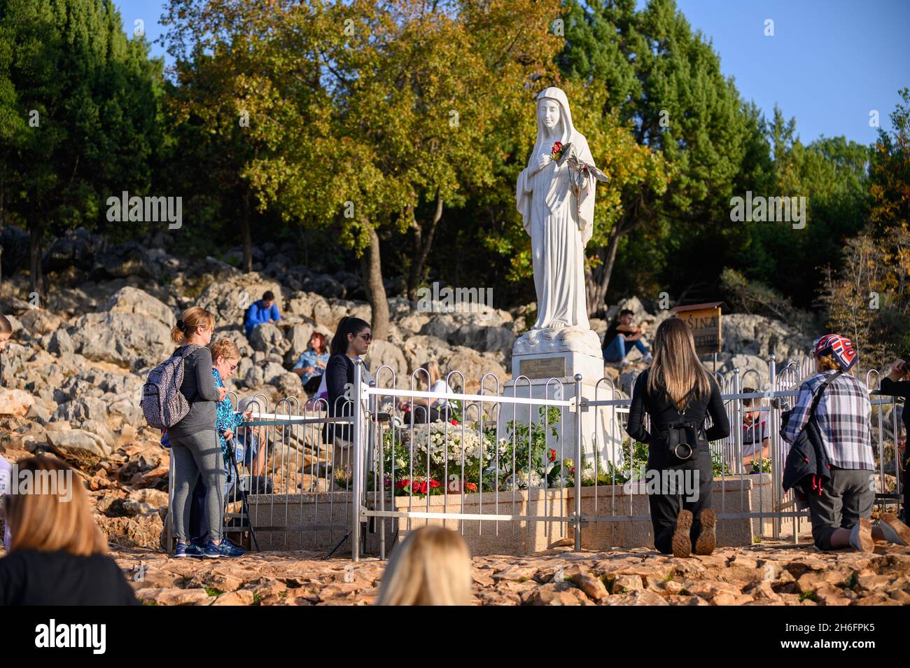 Statue de la Sainte Vierge Marie sur le mont Podbrdo, colline d'Appartion surplombant le village de Medjugorje en Bosnie-Herzégovine. Banque D'Images