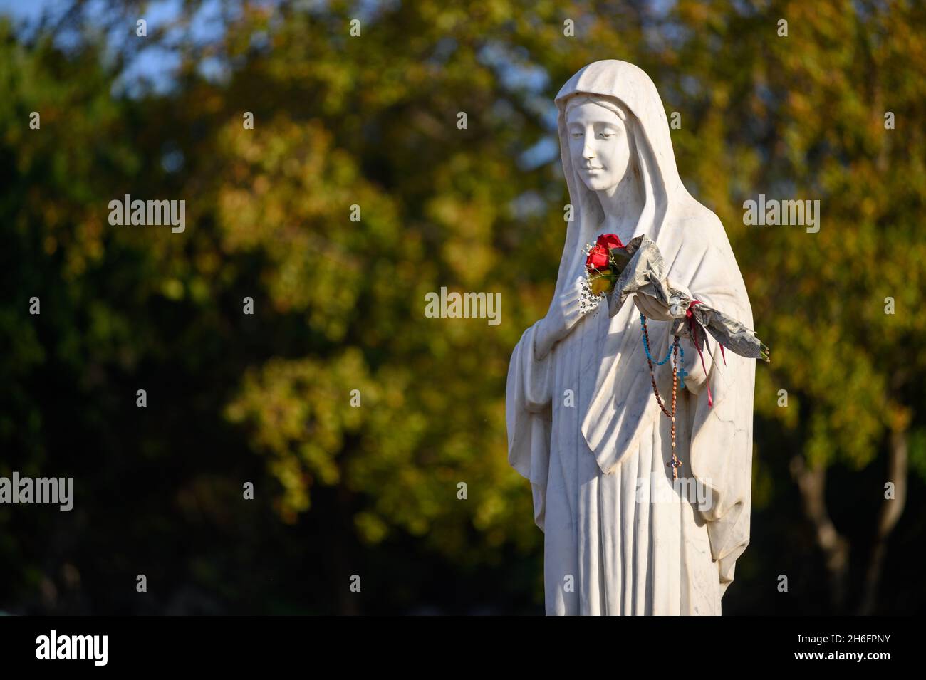 Statue de la Sainte Vierge Marie sur le mont Podbrdo, colline d'Appartion surplombant le village de Medjugorje en Bosnie-Herzégovine. Banque D'Images