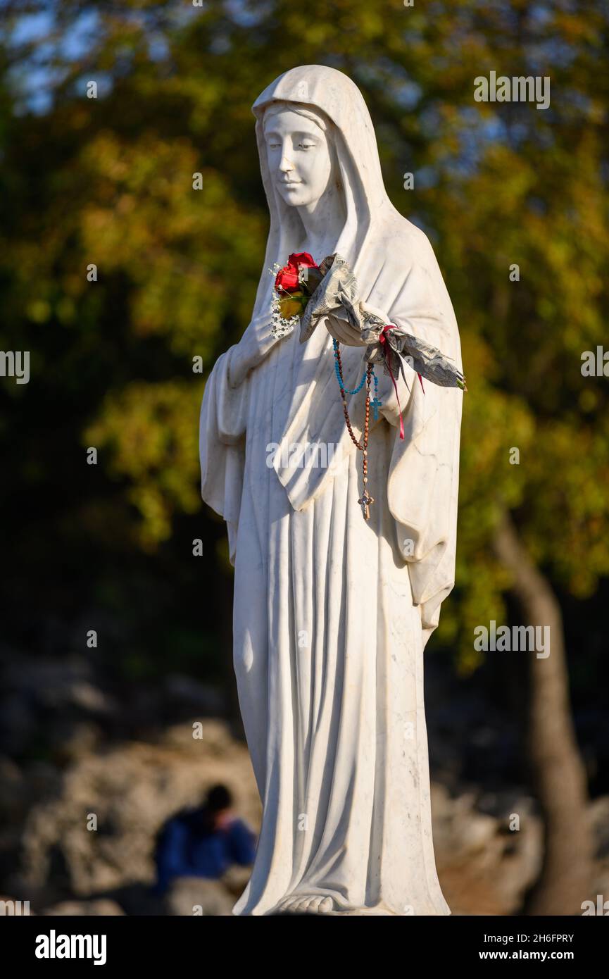 Statue de la Sainte Vierge Marie sur le mont Podbrdo, colline d'Appartion surplombant le village de Medjugorje en Bosnie-Herzégovine. Banque D'Images