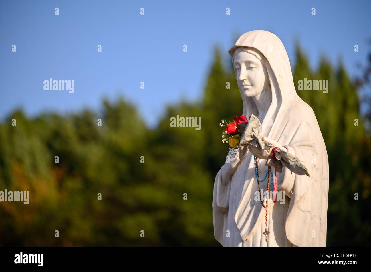 Statue de la Sainte Vierge Marie sur le mont Podbrdo, colline d'Appartion surplombant le village de Medjugorje en Bosnie-Herzégovine. Banque D'Images