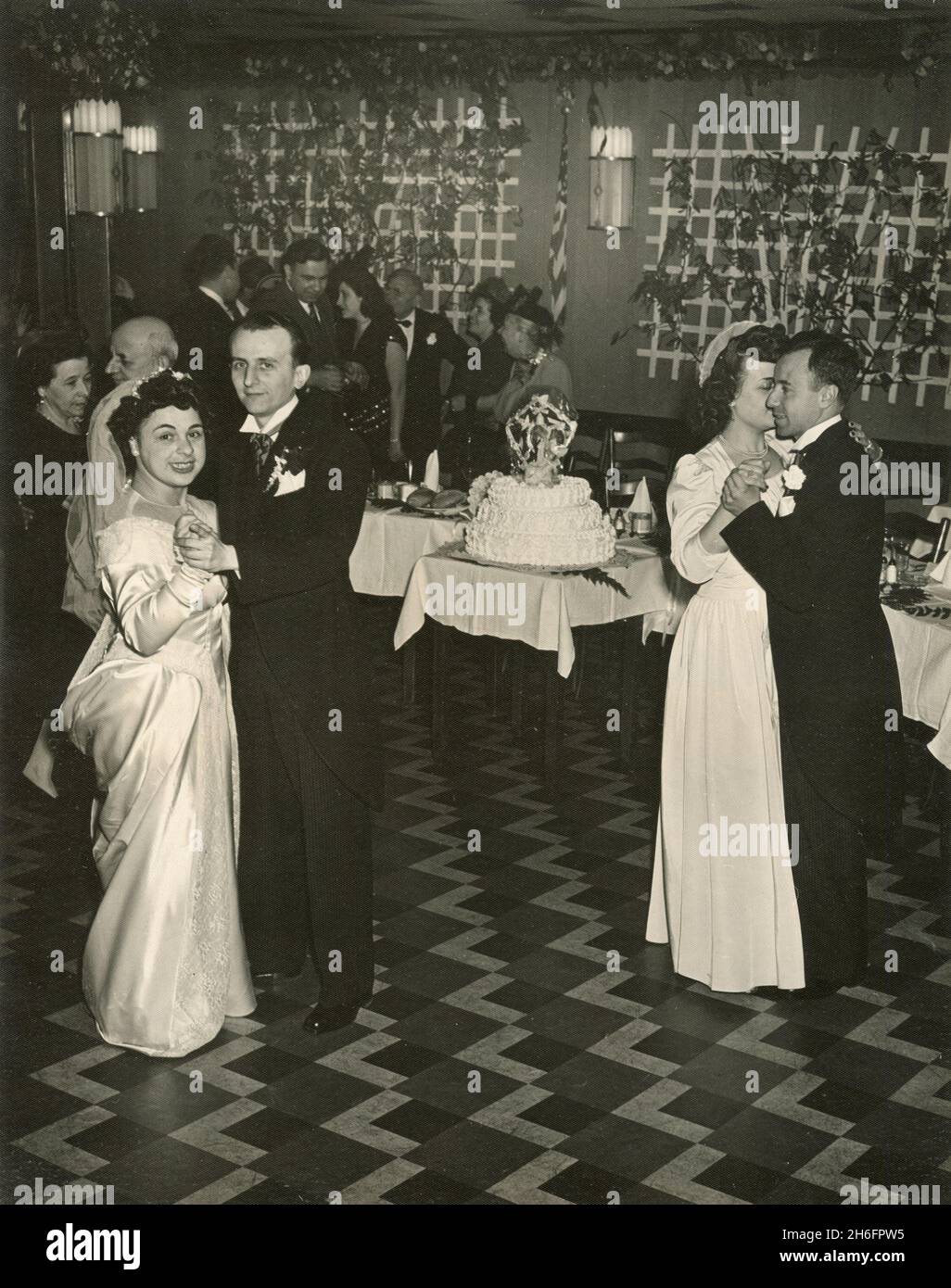 Photos d'un mariage américano-italien des années 1940 : danse de mariée et de marié Banque D'Images